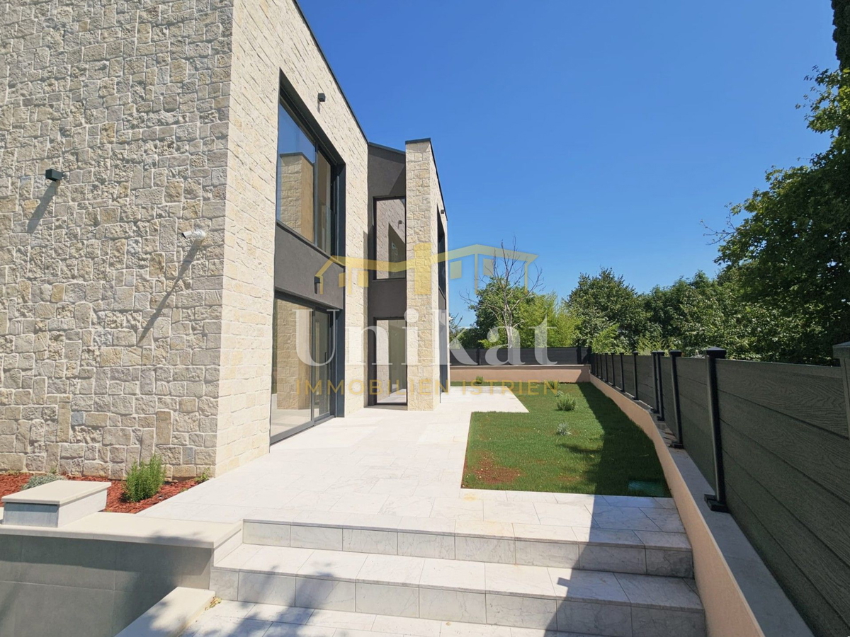 Moderna nuova costruzione con piscina vicino a Poreč